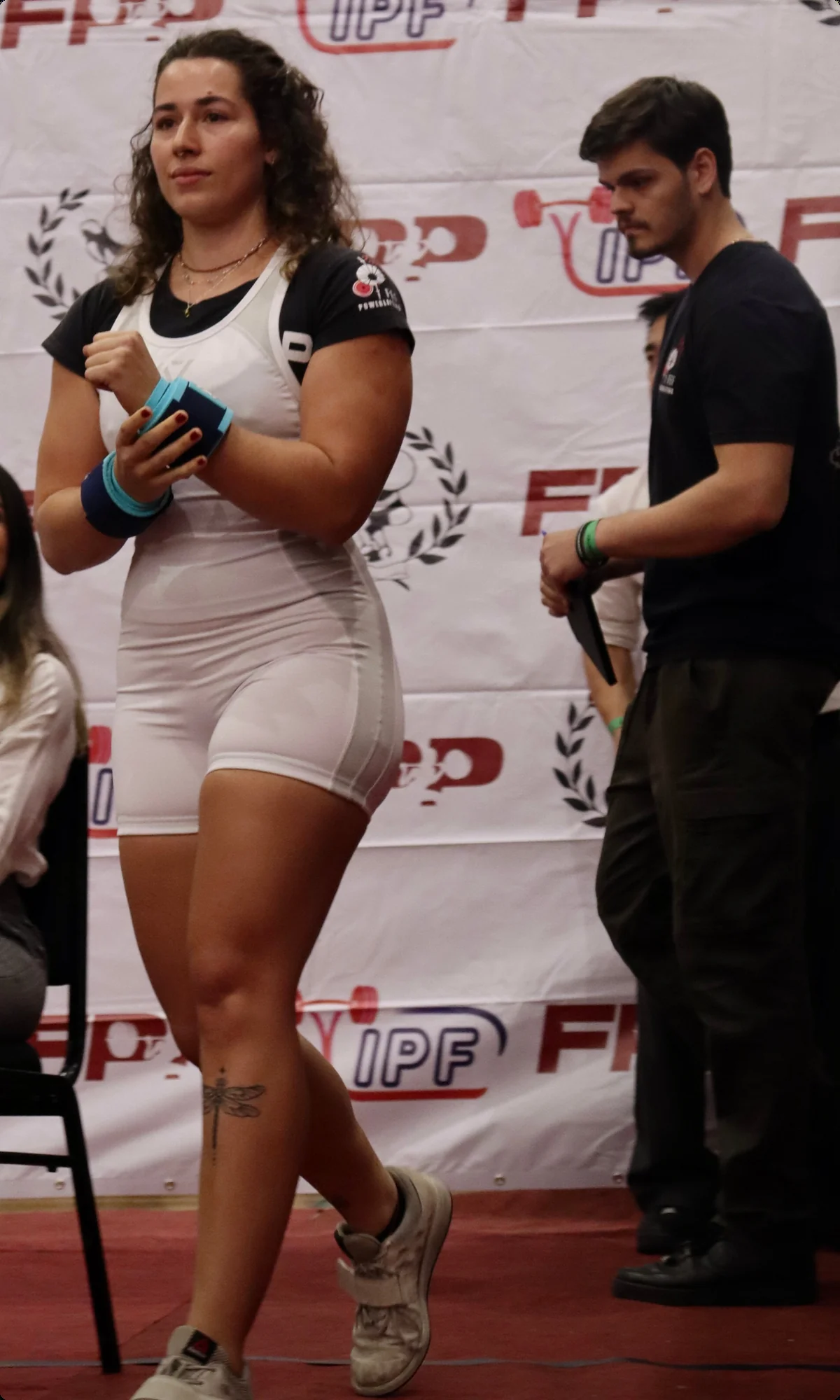 Atleta da Versus Training Team em competição de powerlifting